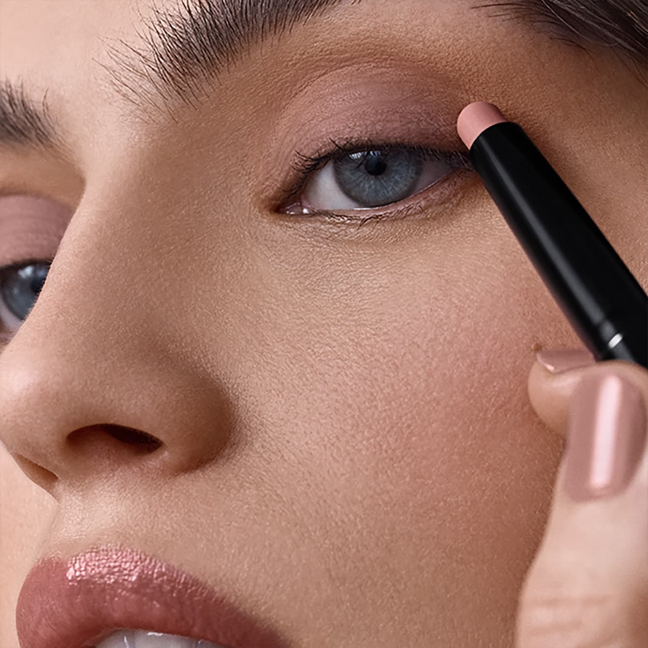 איפור עם צללית סטיק ורודה